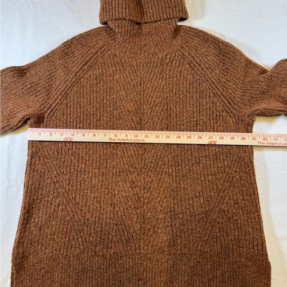 Madewell Mercer Turtleneck Sweater in Coziest Yarn in Brown Heather Cider - Picture 8 of 10